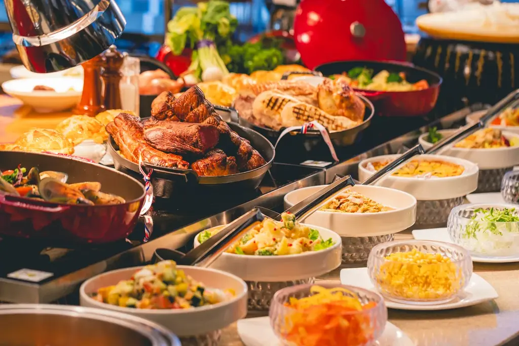 【母の日にフランベパフォーマンスのスイーツプレゼント】ディナーをご利用の女性のお客様限定でスペシャルディナースイーツをプレゼント | 沖縄・ラグナガーデンホテル 画像 8