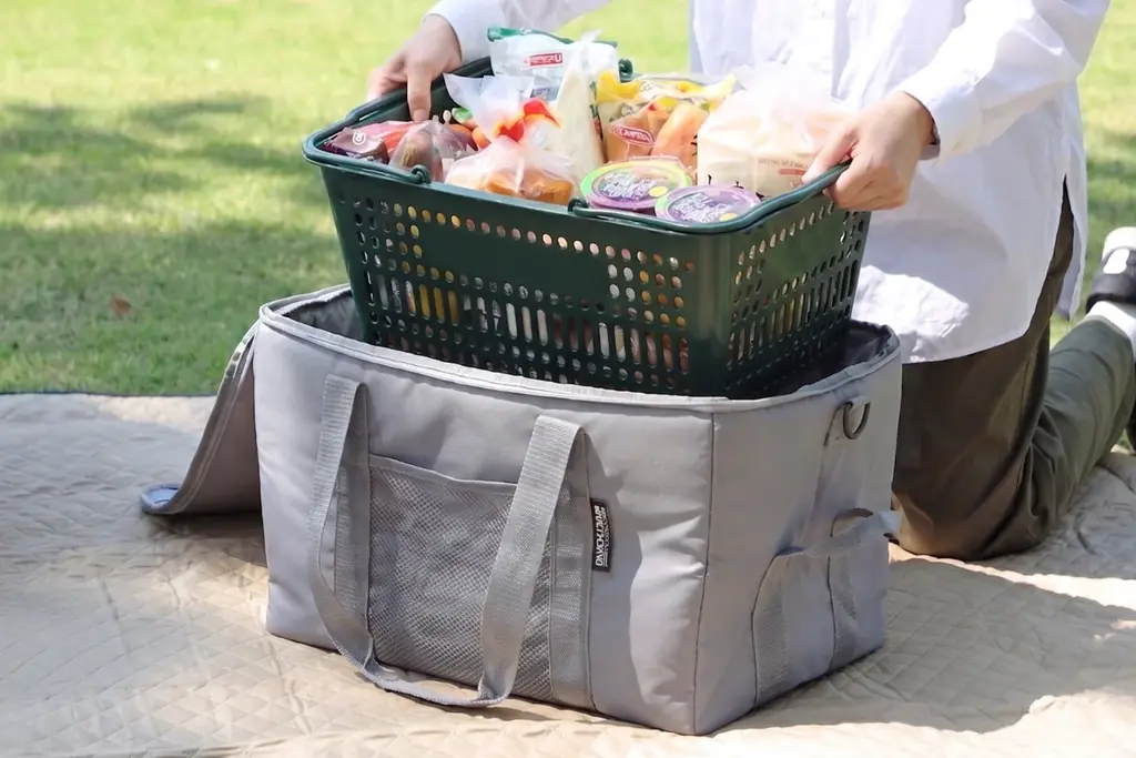 【大ヒットにつき再入荷！】猛暑のレジャーも買い物もこれひとつ！カゴごとすっぽり入る本格保冷のクーラーバッグ 画像 1