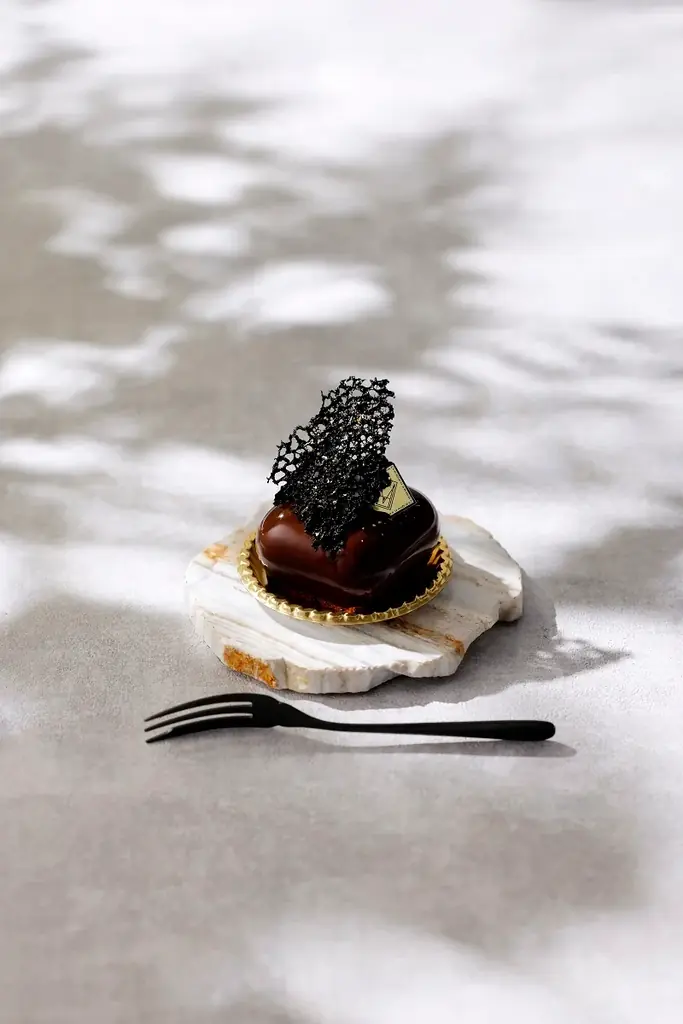 【金沢】特別展「没後40年 写真の中の鴨居玲」にフォトスポットが登場！会期限定コラボスイーツとともに、展覧会の世界観を楽しめる 画像 3