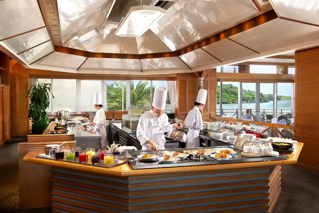 フレンチレストラン「フォーシーズン」リニューアルオープン！ 東シナ海を望む特等席で、週末ランチビュッフェ♪ オープン記念のワインフリーフロー6月28日まで 画像 15