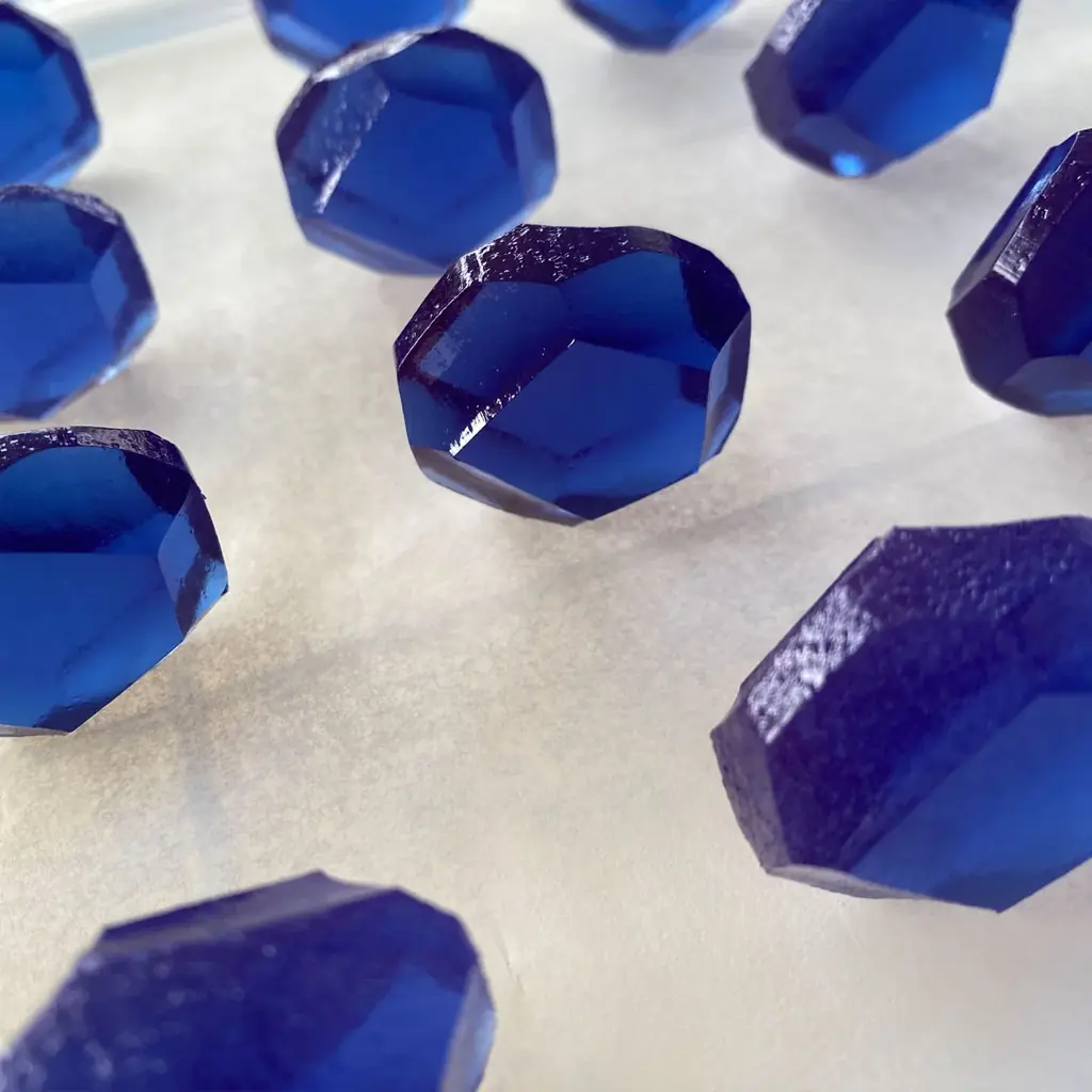 「本好きの下剋上」シリーズの世界観を再現したコラボ琥珀糖「魔石こうぶつヲカシ」が登場！ 画像 3