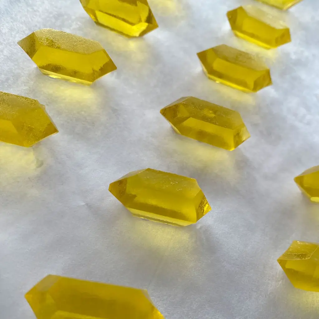 「本好きの下剋上」シリーズの世界観を再現したコラボ琥珀糖「魔石こうぶつヲカシ」が登場！ 画像 4