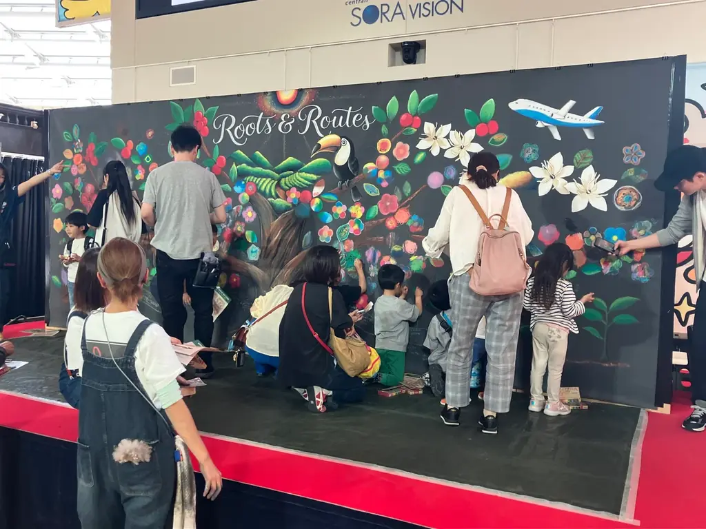 セントレアで参加型チョークアート、約1,500人が共作