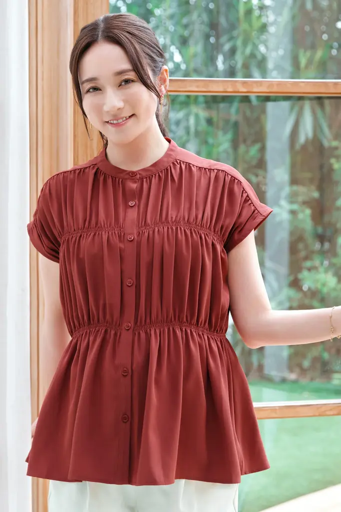 【Honeys（ハニーズ）】木村文乃さんコラボカラーのシャーリングブラウス発売。4月28日（火）よりハニーズ公式オンラインショップにて特設ページ公開 画像 2