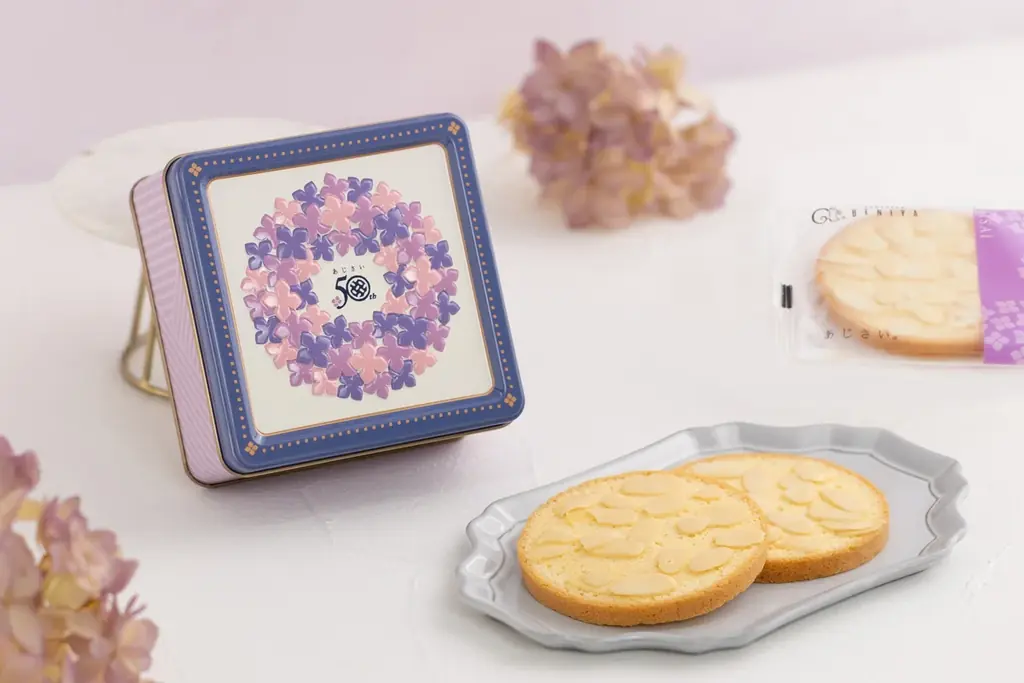 鎌倉紅谷の定番商品「あじさい」の誕生50周年を記念し限定商品が登場！「あじさい 3枚入（缶）」 画像 1