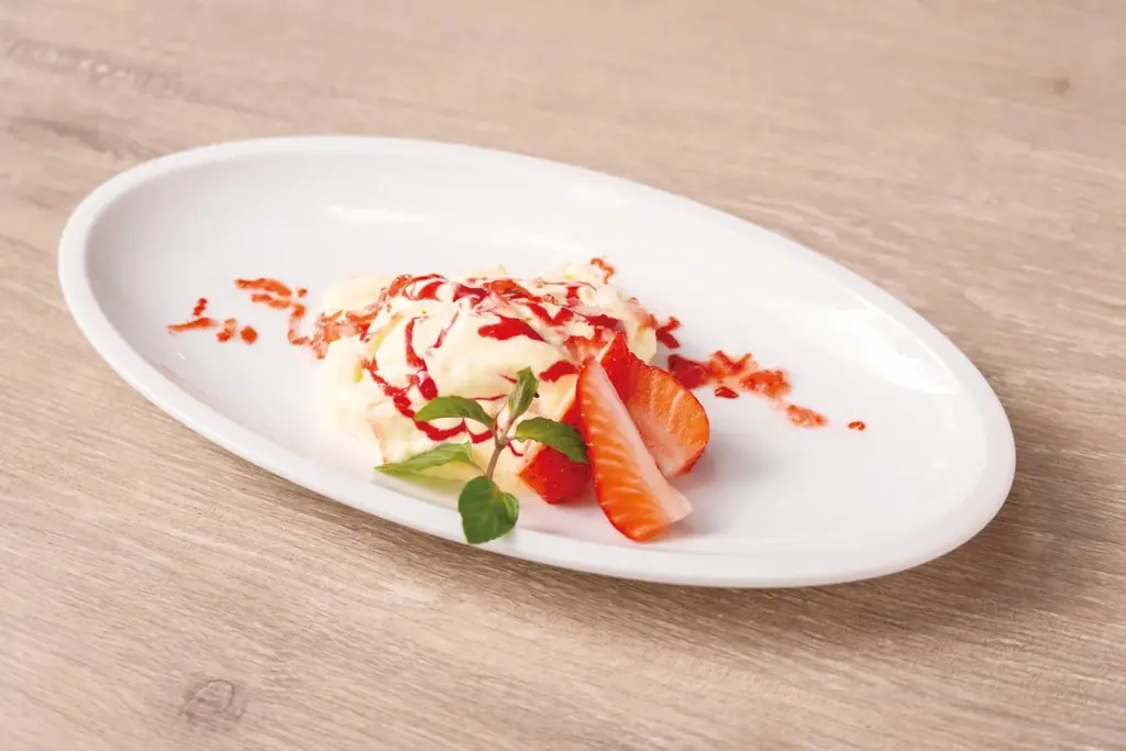 Cassolo（東京・虎ノ門）が、サステナブルな冷凍苺「スノーベリー」を「削り苺」にしたスイーツ「生ティラミス」を5/31（日）まで期間限定で提供!! 画像 2