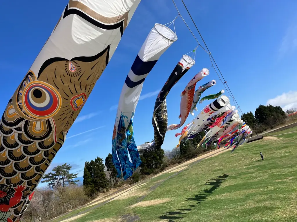 びわこ箱館山GW 130匹鯉のぼり×100m虹色スライダー