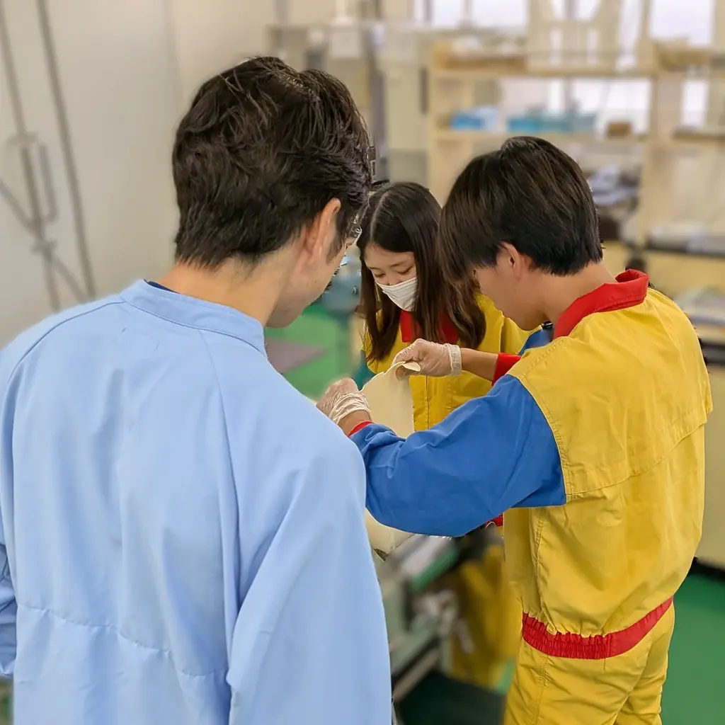 三重大生が考案！三重大生×三重の特産品×三重の企業の“三重（さんじゅう）”コラボがテーマ！『ベビースタードデカイラーメン（レモン香る濃厚伊勢海老味） 』全国発売 画像 5