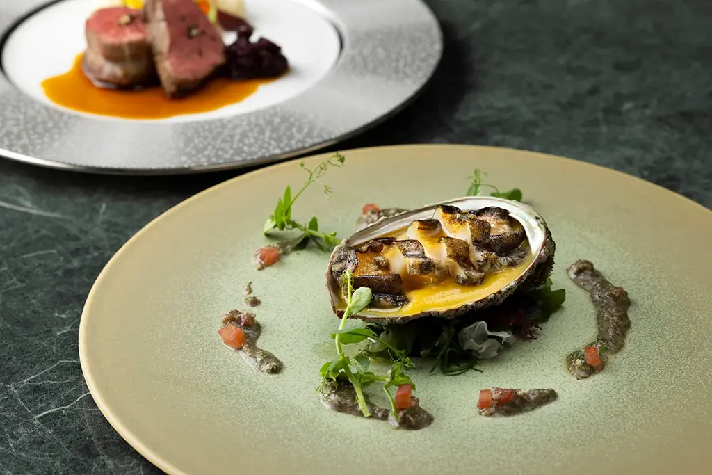 フランスの星付きレストランで研鑽を積んだシェフが贈る至極のフレンチ。黒鮑・黒毛和牛・黒トリュフが奏でる“夏の特別コース”を2026年6月1日(月)より提供開始 画像 2
