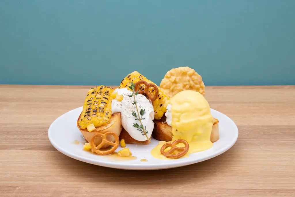 ＜旅するフレンチトースト第3弾＞韓国発コーンスイーツをアレンジ『スイートコーン＆メープル』発売！やさしい甘みとサワークリームの酸味が調和する爽やかな味わい 画像 1