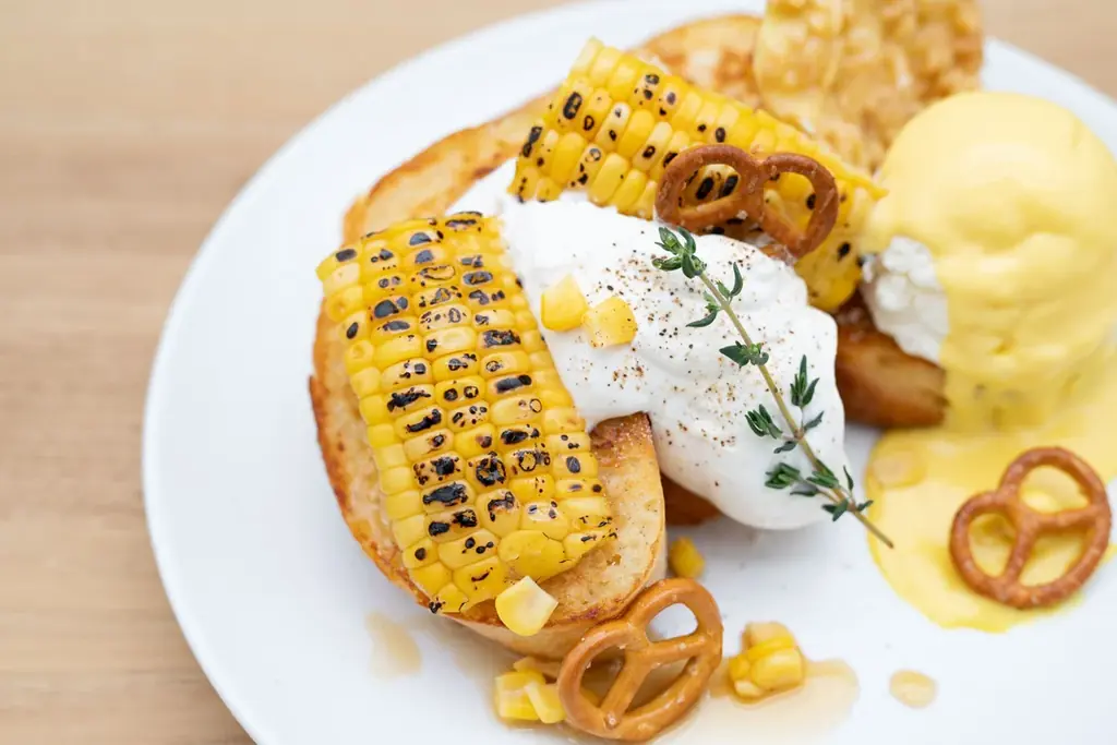 ＜旅するフレンチトースト第3弾＞韓国発コーンスイーツをアレンジ『スイートコーン＆メープル』発売！やさしい甘みとサワークリームの酸味が調和する爽やかな味わい 画像 2