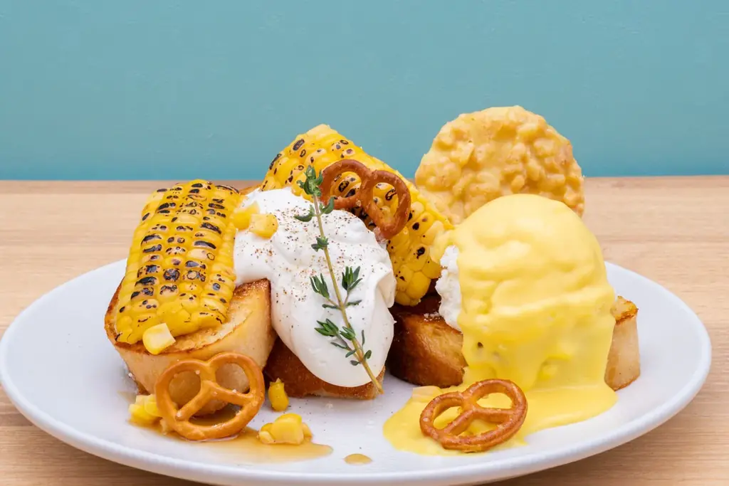 ＜旅するフレンチトースト第3弾＞韓国発コーンスイーツをアレンジ『スイートコーン＆メープル』発売！やさしい甘みとサワークリームの酸味が調和する爽やかな味わい 画像 3