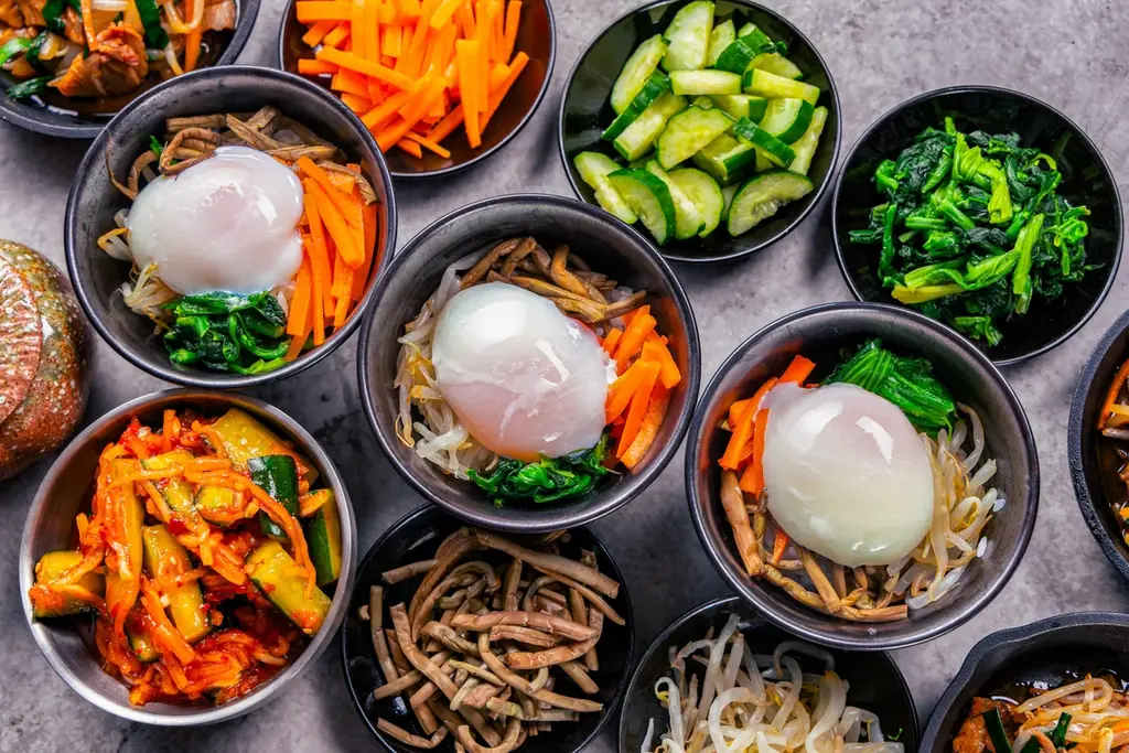韓国グルメの“沼”にハマる！「韓国ブッフェ K-Food Holic Vol.2」が6月開催決定。約30種の料理＆スイーツをネオンが煌めく韓国夜市風の空間で味わい尽くす。 画像 2