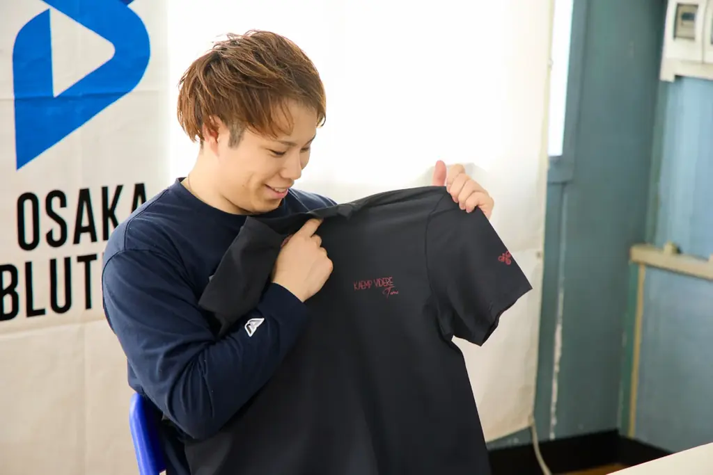 ヒュンメル×山本智大、「戦い続けろ」とメッセージを送るコラボTシャツ 画像 3