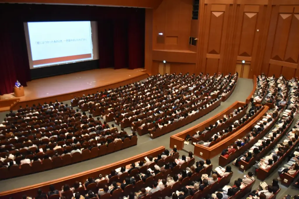 【関西外国語大学】満開のハナミズキの下、オープンキャンパスが開かれ、2000人を超える人が訪れました。次回は6月21日（日）です 画像 2