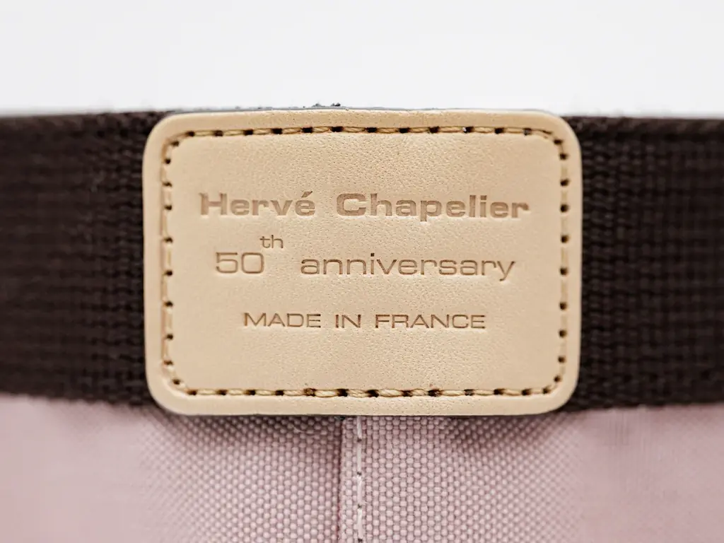 【Hervé Chapelier（エルベシャプリエ）】ブランド創業50周年アニバーサリー第2弾。ヌメ革タグが彩る限定モデルに、上品なピンクの新色「タラマ×モカ」が登場。 画像 2