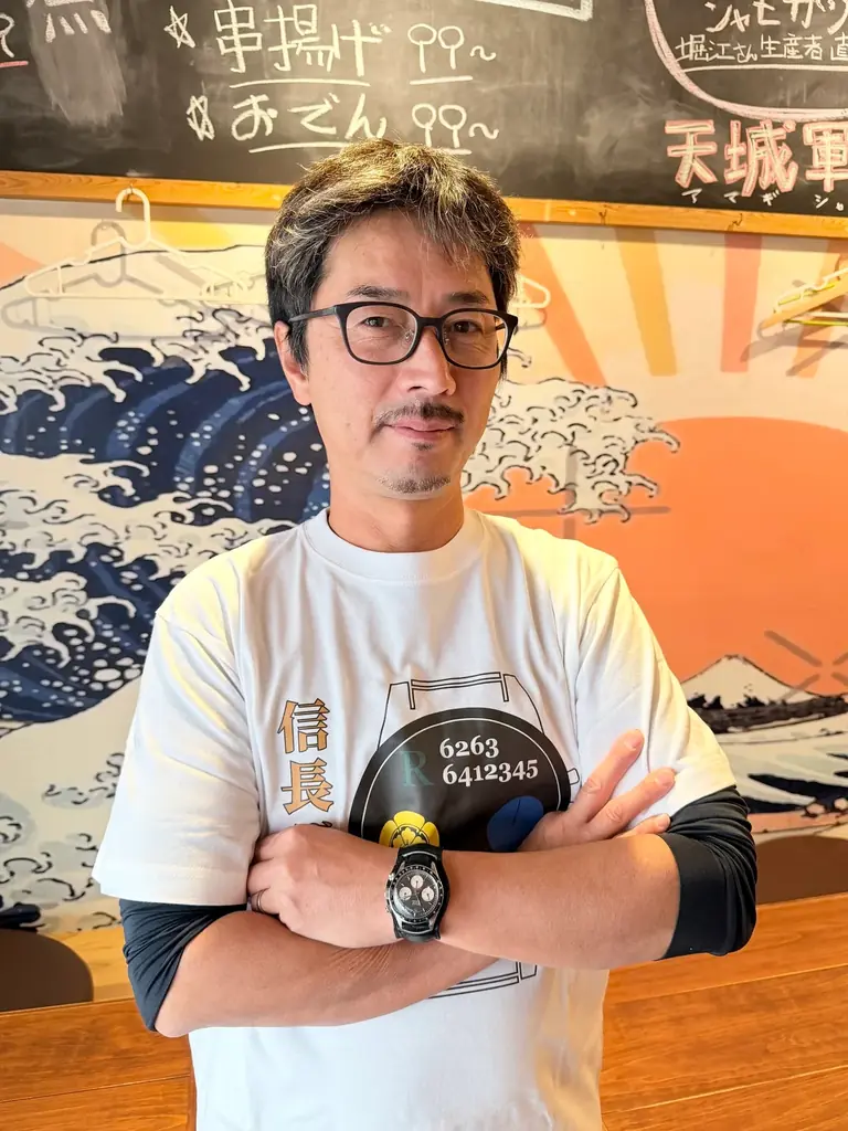 コミュニティ発「信長デイトナ」ロゴTシャツ、Amazonで販売開始／多岐にわたる事業を展開する実業家、野村直生氏が装着体験を実施 画像 2