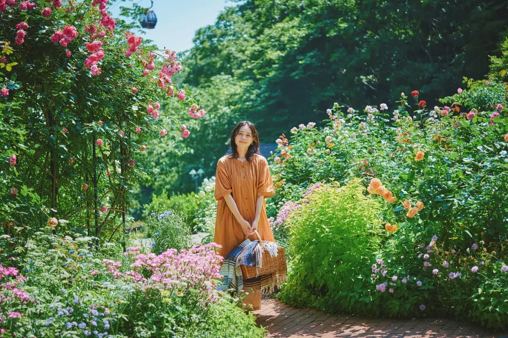 バラが華やかに彩り、香り漂う、唯一無二のロケーションが登場！神戸の山上に位置し、２つのコンセプトのローズガーデンが「エレガント」な情景を創出。「ローズ&ラベンダーフェア2026」を開催（5/9から）。 画像 12