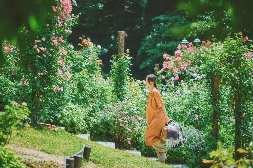 バラが華やかに彩り、香り漂う、唯一無二のロケーションが登場！神戸の山上に位置し、２つのコンセプトのローズガーデンが「エレガント」な情景を創出。「ローズ&ラベンダーフェア2026」を開催（5/9から）。 画像 17