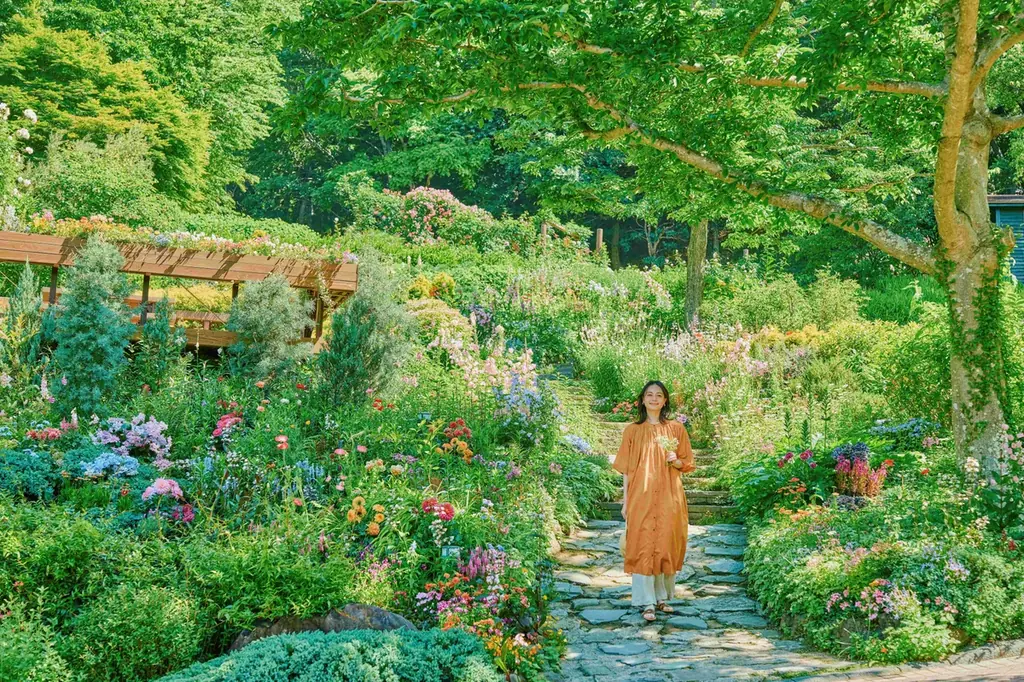 バラが華やかに彩り、香り漂う、唯一無二のロケーションが登場！神戸の山上に位置し、２つのコンセプトのローズガーデンが「エレガント」な情景を創出。「ローズ&ラベンダーフェア2026」を開催（5/9から）。 画像 27