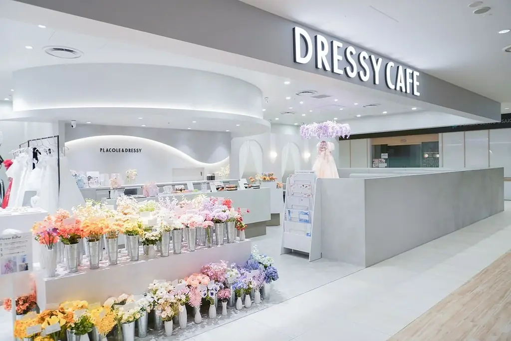 【DRESSY CAFE OSAKA】5月のディスプレイドレスは「Lulu felice × PLACOLE&DRESSY」のウェディングドレスを期間限定でお届けいたします。 画像 5