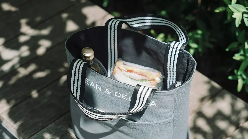 【DEAN & DELUCA】ひとつで装いが変わる、シーンに合わせて使い分ける。2つの表情をたのしむ、リバーシブル仕様のトートバッグが数量限定で登場。 画像 3