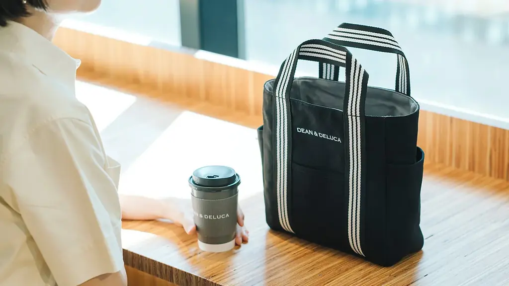 【DEAN & DELUCA】ひとつで装いが変わる、シーンに合わせて使い分ける。2つの表情をたのしむ、リバーシブル仕様のトートバッグが数量限定で登場。 画像 4
