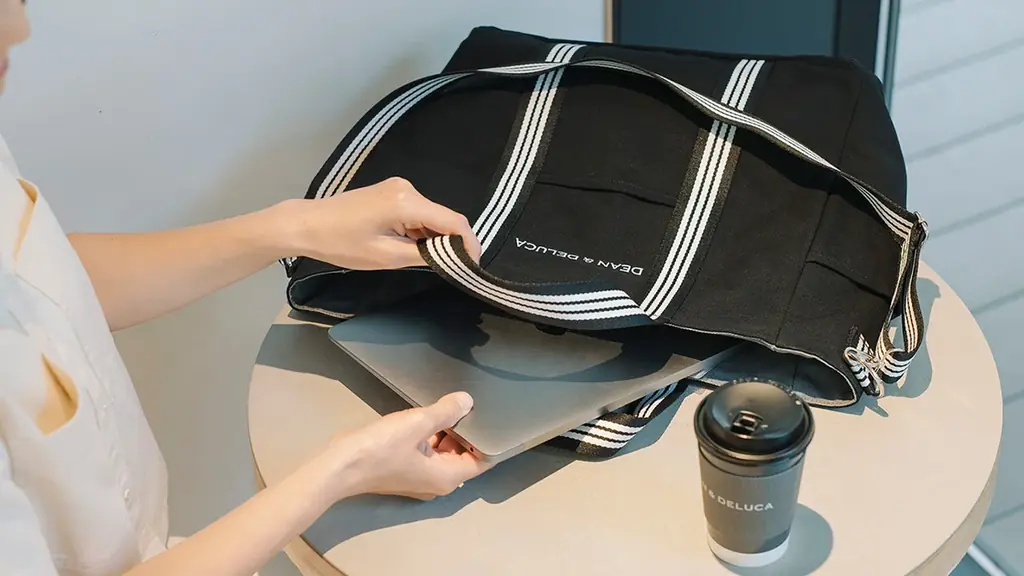 【DEAN & DELUCA】ひとつで装いが変わる、シーンに合わせて使い分ける。2つの表情をたのしむ、リバーシブル仕様のトートバッグが数量限定で登場。 画像 5