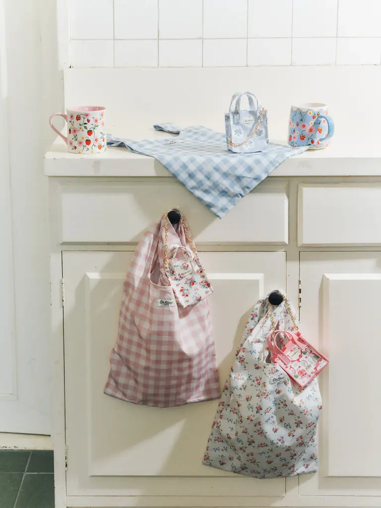 【Cath Kidston】母の日ギフト エプロン＆ブックバッグチャームを発売！5月9日（土）・5月10日（日）店舗限定のラッピングフラワーも！ 画像 2