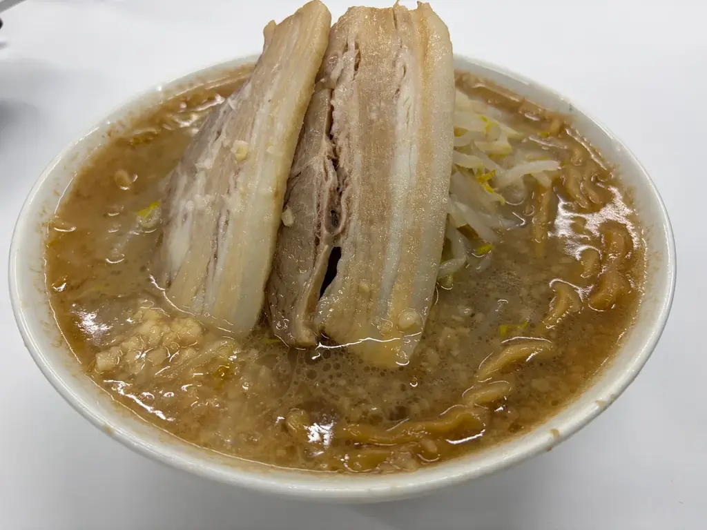 セブン‐イレブンの冷凍食品史上“最大級”のボリューム！「セブンプレミアム 濃厚G系ラーメン」 5月12日（火）より順次発売 画像 2