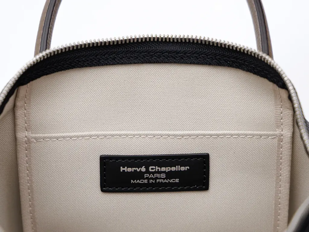 【Hervé Chapelier（エルベシャプリエ）】ブランド創業50周年を彩る至極の逸品「2795GLO」に、新たなカラーバリエーションが登場。 画像 3