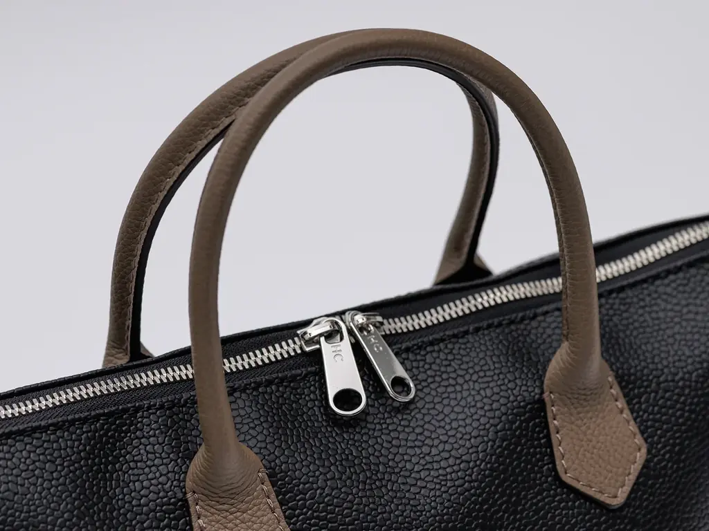 【Hervé Chapelier（エルベシャプリエ）】ブランド創業50周年を彩る至極の逸品「2795GLO」に、新たなカラーバリエーションが登場。 画像 4