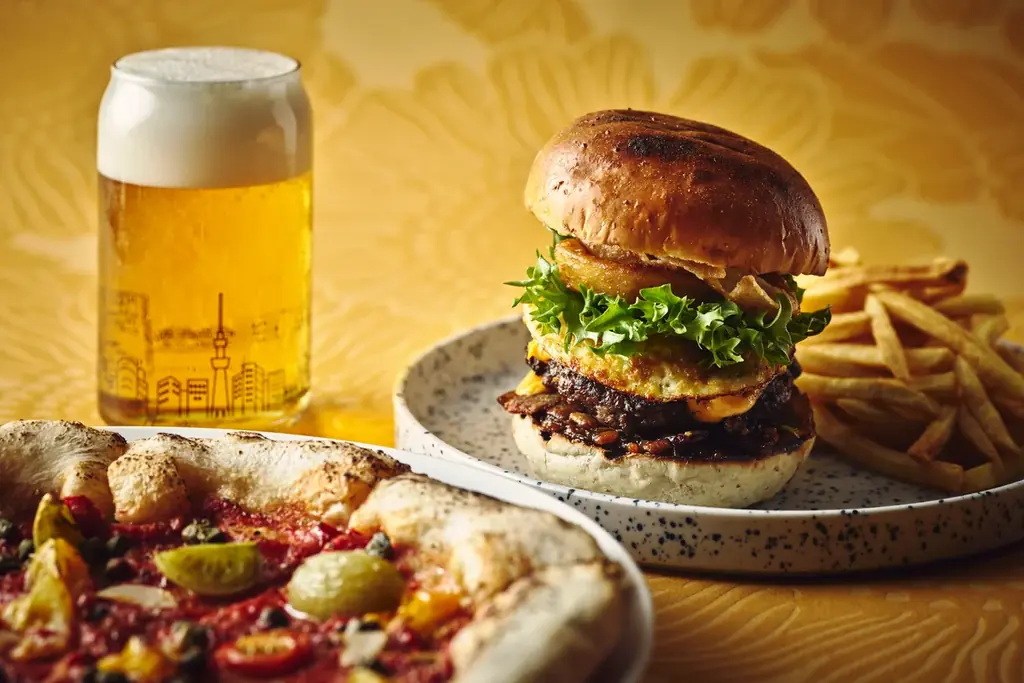 ホテルインディゴ東京渋谷でこだわりバーガー＆クアトロピザ登場