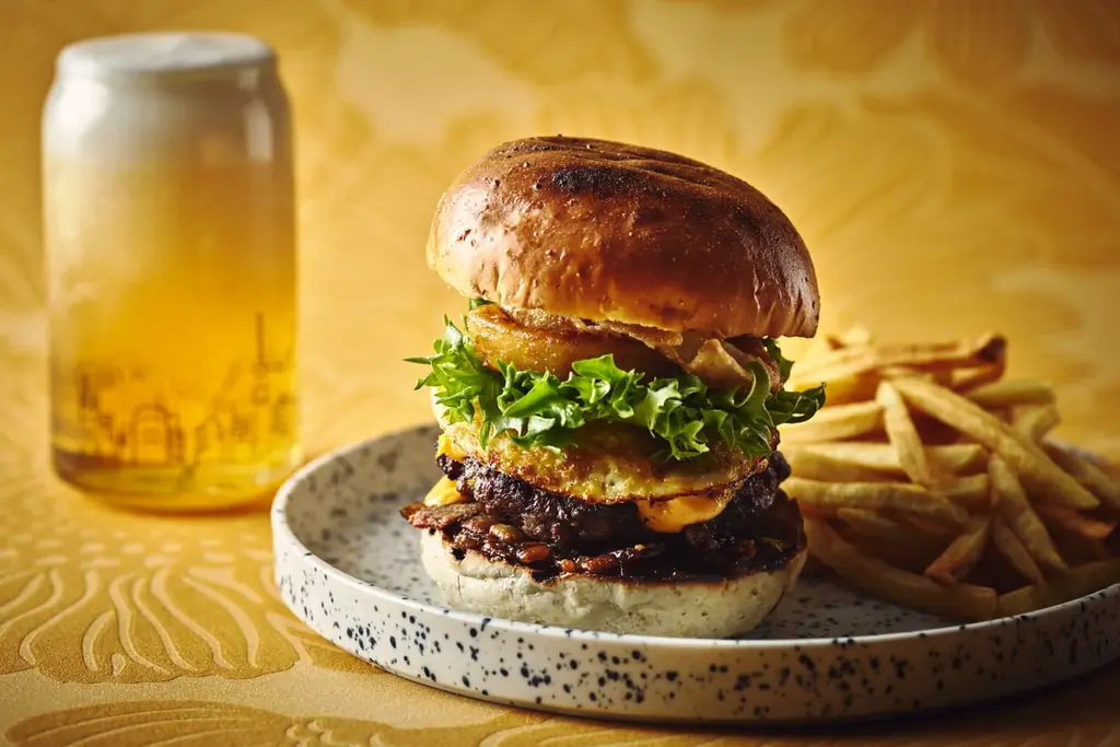 【ホテルインディゴ東京渋谷】こだわりを重ねた、3種のバーガーと1種のピザを4月15日(水)より提供開始。 画像 4