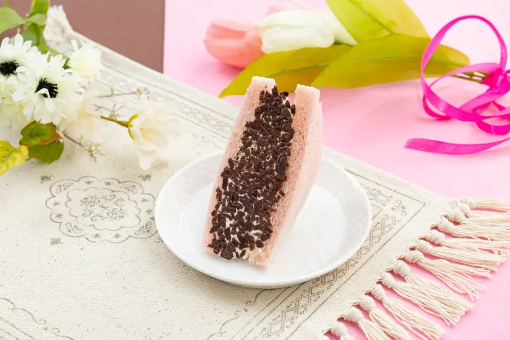 「セブン‐イレブンよくばりサンド」シリーズから“ふんわり食感”が楽しい新商品発売！華やかな見た目とスイーツのような満足感の「チョコチップ＆ホイップ」が登場！ 画像 2