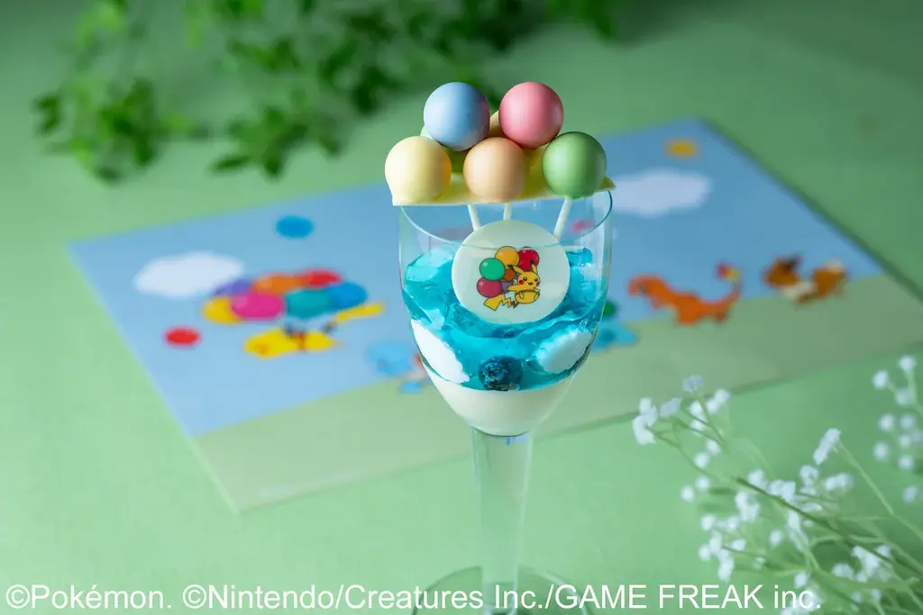 そらとぶピカチュウをデザインしたパフェ、ピカチュウをテーマにしたオールイエローのグルメバーガーなど冒険がテーマのメニューが登場「ポケモン30周年コラボレーション グランド アドベンチャー」 画像 2