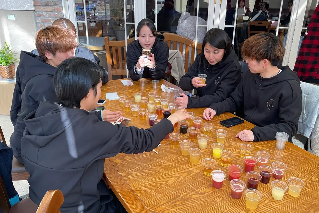 【富士桜高原麦酒】×【FCふじざくら山梨】コラボ限定ビール第3弾『サクラノトリコ奏（かなで）』5月15日（金）発売開始‼　シャインマスカットと湘南ゴールドを使った夏向けの爽やかなフルーツヴァイツェン！ 画像 3