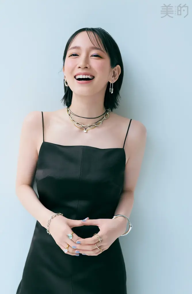 吉岡里帆　『美的』表紙で魅せるサマーヌーディなふたつの顔　理想の俳優像、美容ルール語るインタビューも 画像 3
