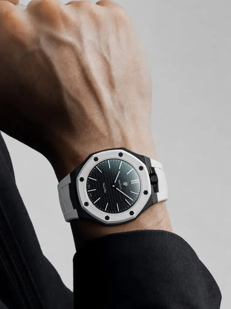 GOLDEN CONCEPTが、先日発表された「Audemars Piguet & Swatch」のコラボレーションモデル「Royal Pop」を腕時計に作り替える専用ケースを発売。 画像 2