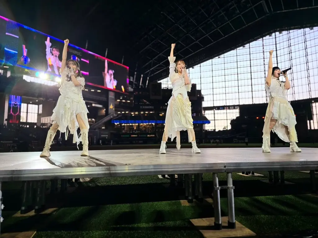 ClariS、エスコンフィールドで初の球場ライブ披露