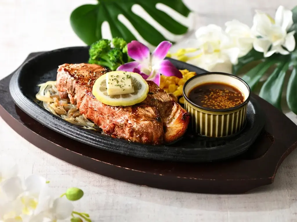 【La・Ohana ラ・オハナ】驚きの柔らかさ！低温調理で12時間じっくりと旨味を閉じ込めた『ダイヤモンドヘッド ポークステーキグリル』が一部店舗にて登場！厚切り肉のダイナミックな一品をご堪能あれ。 画像 2