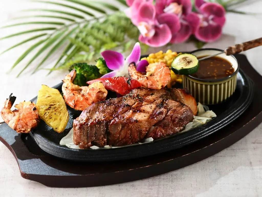 【La・Ohana ラ・オハナ】驚きの柔らかさ！低温調理で12時間じっくりと旨味を閉じ込めた『ダイヤモンドヘッド ポークステーキグリル』が一部店舗にて登場！厚切り肉のダイナミックな一品をご堪能あれ。 画像 3