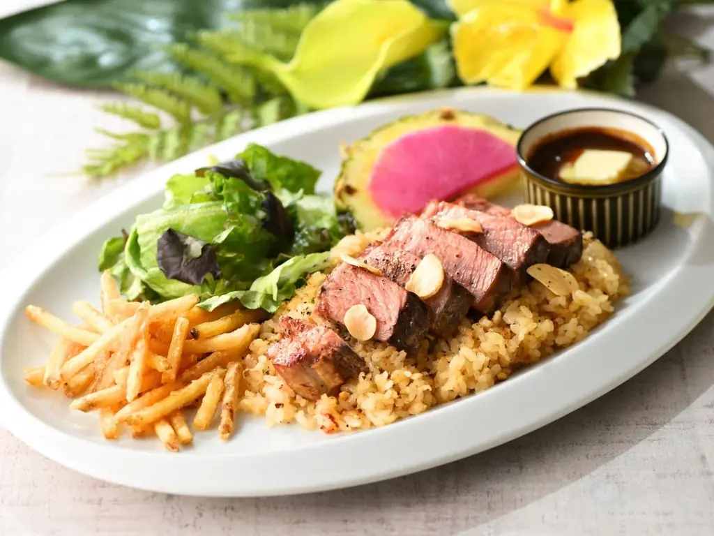 【La・Ohana ラ・オハナ】驚きの柔らかさ！低温調理で12時間じっくりと旨味を閉じ込めた『ダイヤモンドヘッド ポークステーキグリル』が一部店舗にて登場！厚切り肉のダイナミックな一品をご堪能あれ。 画像 4