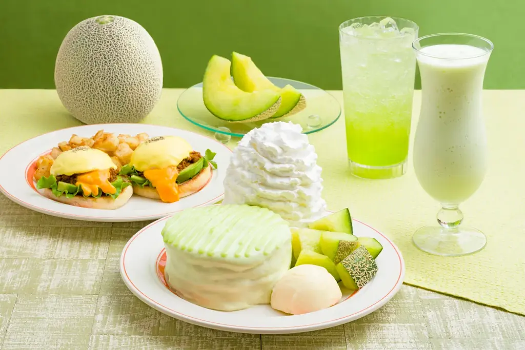 【Eggs ’n Things】メロンを味わい尽くす贅沢メニューが登場！「プレミアムメロンパンケーキ」「タコミートとアボカドのエグスンベネディクト」5月22日（金）～ 6月24日（水） 画像 1