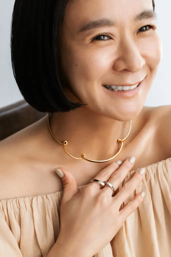 ＜スタイリスト佐藤佳菜子×ne Quittez pas/UPALA＞春と夏で描く今季コラボの第2章。肩の力を抜いて軽やかに楽しむ、洗練された大人のサマーウェア＆ジュエリーが登場。 画像 6