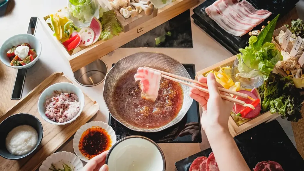 麻辣湯ブームを牽引する『七宝麻辣湯』監修の”薬膳火鍋”が『しゃぶしゃぶれたす』に登場！人気の「ブンモジャ」「魚卵団子」も楽しめる食べ放題メニューを5月20日より提供 画像 6