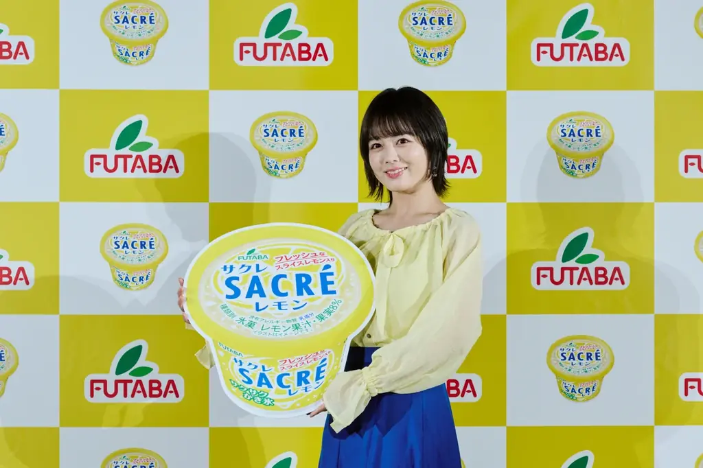 【「サクレレモン」 2026年 新TVCM発表会開催レポート】伊原六花さん、私生活でも“レモン愛”溢れるトークを披露！〜「サクレクイズ」全問正解で120cm超の巨大スプーン贈呈に「玄関に飾ります！」〜 画像 2