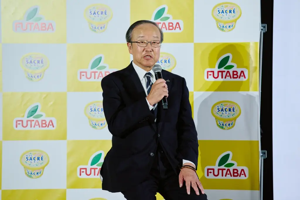 【「サクレレモン」 2026年 新TVCM発表会開催レポート】伊原六花さん、私生活でも“レモン愛”溢れるトークを披露！〜「サクレクイズ」全問正解で120cm超の巨大スプーン贈呈に「玄関に飾ります！」〜 画像 3