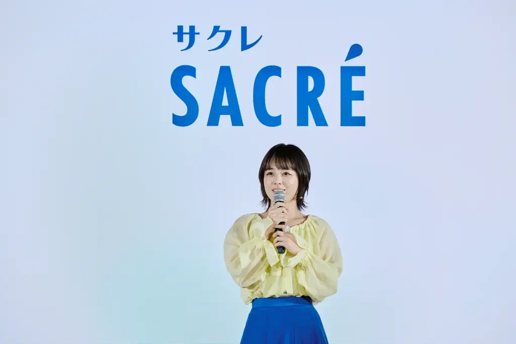 【「サクレレモン」 2026年 新TVCM発表会開催レポート】伊原六花さん、私生活でも“レモン愛”溢れるトークを披露！〜「サクレクイズ」全問正解で120cm超の巨大スプーン贈呈に「玄関に飾ります！」〜 画像 4