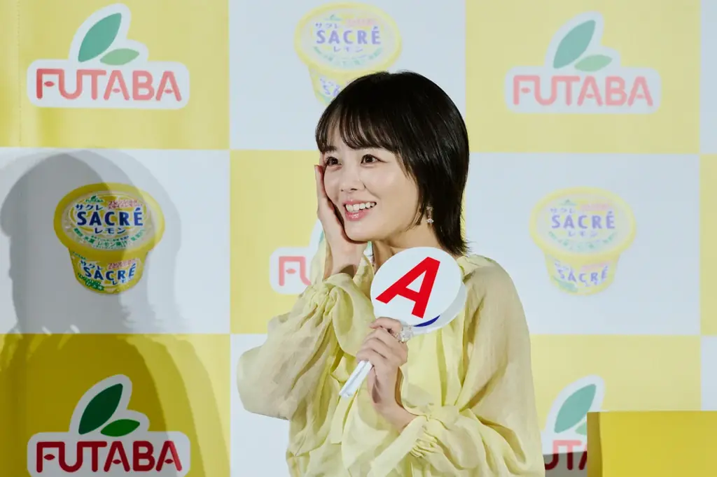 【「サクレレモン」 2026年 新TVCM発表会開催レポート】伊原六花さん、私生活でも“レモン愛”溢れるトークを披露！〜「サクレクイズ」全問正解で120cm超の巨大スプーン贈呈に「玄関に飾ります！」〜 画像 5